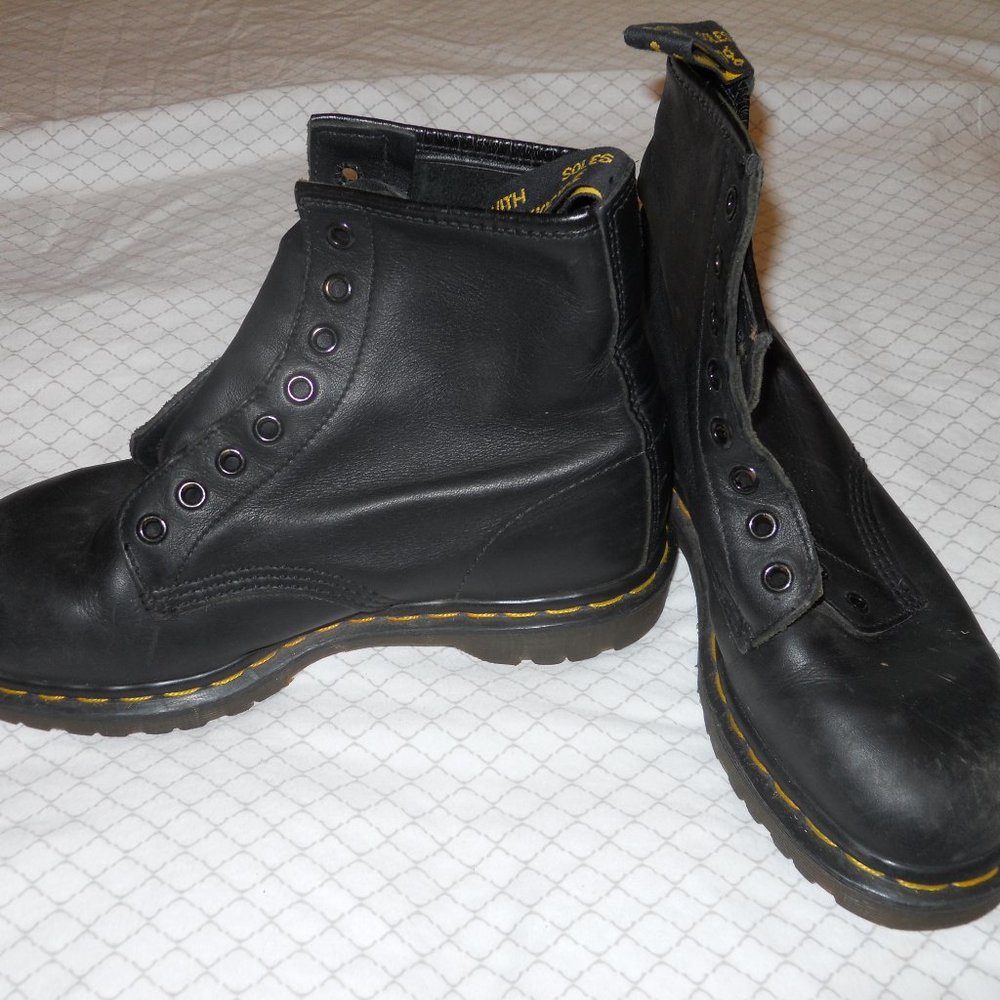 Ladies Dr. Martens 1460 boots